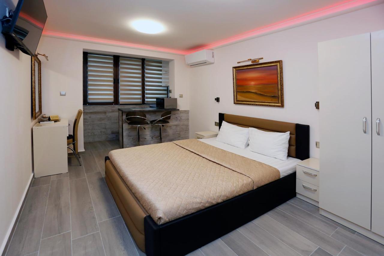 Deluxe 2 Center Apartment